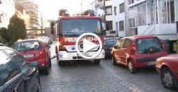 Einsatzweg versperrt: Feuerwehr rammt Autos zur Seite